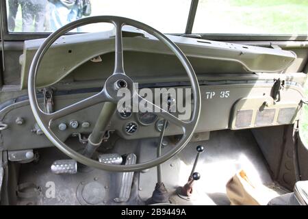 Interno di una jeep militare americana della seconda guerra mondiale e vari ingranaggi Foto Stock
