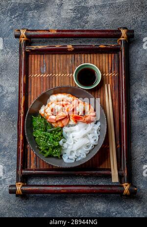 Shirataki noodles, gamberi e alghe marine chuka ciotola. Sana carburatori basso, basso contenuto calorico pranzo Foto Stock