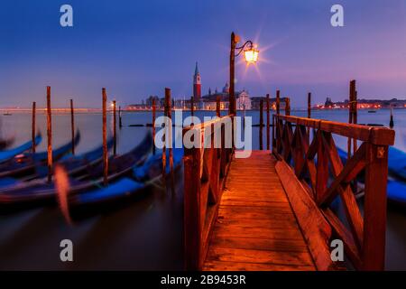 Vista di Venezia al crepuscolo. Sullo sfondo si trova l'isola di San Giorgio Foto Stock