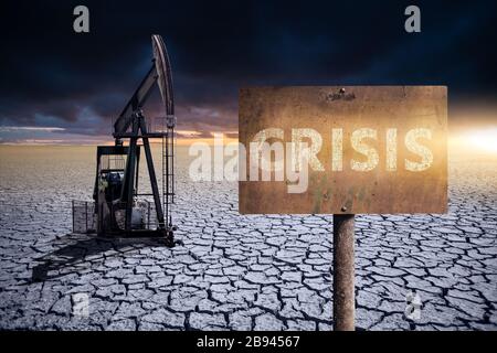 Carro petrolifero nel deserto su uno sfondo di un cielo spettacolare. Simbolo della crisi nell'industria petrolifera Foto Stock