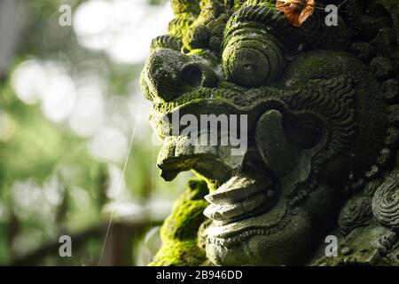 Stutue di demone nella Foresta Sacra delle scimmie, Ubud, Bali, Indonesia Foto Stock