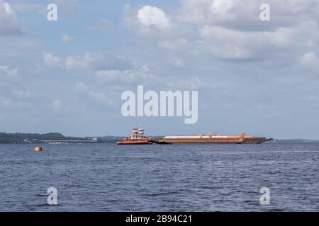 Navi sul fiume Amazon nella città di Manaus In Brasile Foto Stock