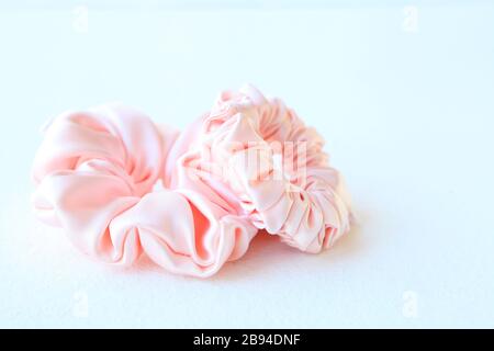 Seta rosa Scrunchy isolato su sfondo bianco. Accessorio per capelli piatto con fascia elastica colorata, fascia per capelli Bobble Sports Scrunchie Foto Stock