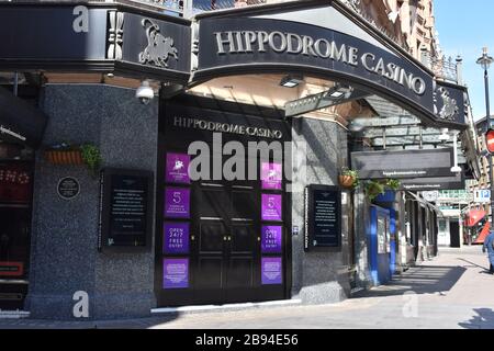 Londra, Regno Unito. 23 marzo 2020. Casinò di Hippodrome Charing Cross Road, strade vuote nel West End di Londra durante lo scoppio di coronavirus. Credit: JOHNNY ARMSTEAD/Alamy Live News Foto Stock