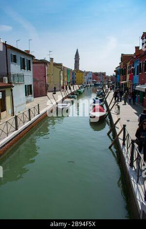 Burano / Venezia / Italia - 17 aprile 2019: Canale dell'isola di Burano, case colorate e barche Foto Stock