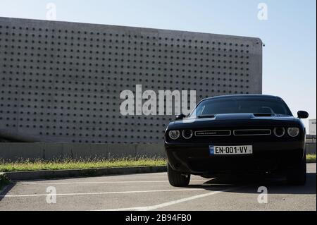 Tbilisi, Georgia 10 agosto 2019 Black Dodge Challenger parcheggiato sul lato della strada Foto Stock