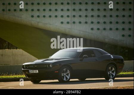 Tbilisi, Georgia 10 agosto 2019 Black Dodge Challenger parcheggiato sul lato della strada Foto Stock