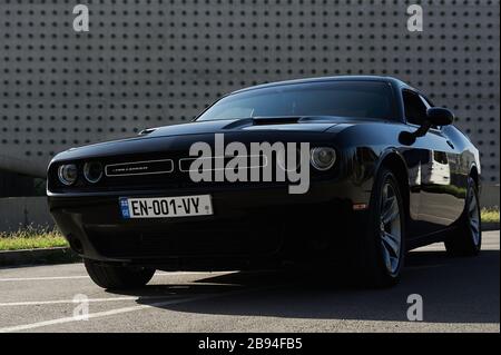 Tbilisi, Georgia 10 agosto 2019 Black Dodge Challenger parcheggiato sul lato della strada Foto Stock