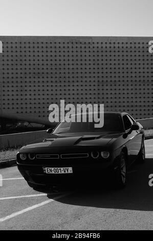 Tbilisi, Georgia 10 agosto 2019 Black Dodge Challenger parcheggiato sul lato della strada Foto Stock