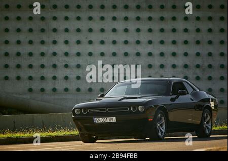 Tbilisi, Georgia 10 agosto 2019 Black Dodge Challenger parcheggiato sul lato della strada Foto Stock