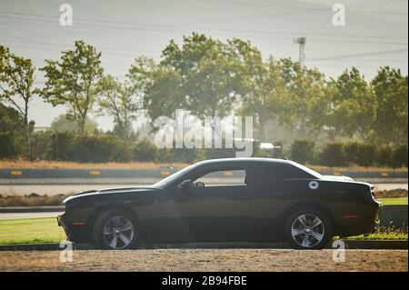 Tbilisi, Georgia 10 agosto 2019 Black Dodge Challenger parcheggiato sul lato della strada Foto Stock