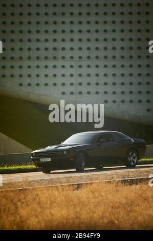 Tbilisi, Georgia 10 agosto 2019 Black Dodge Challenger parcheggiato sul lato della strada Foto Stock