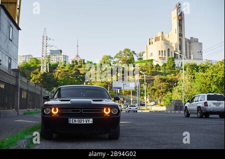 Tbilisi, Georgia 10 agosto 2019 Black Dodge Challenger parcheggiato sul lato della strada Foto Stock