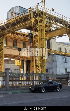 Tbilisi, Georgia 10 agosto 2019 Black Dodge Challenger parcheggiato sul lato della strada Foto Stock