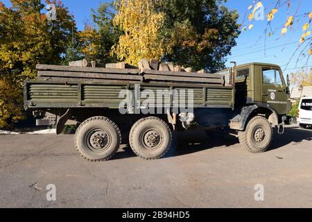 Vecchio camion dei tempi sovietici in Kirghizistan. Vista laterale del camion verde militare in Asia centrale. Veicolo russo per il trasporto di carichi pesanti. Foto Stock