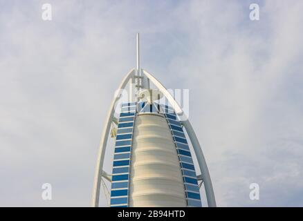 Dubai, Emirati Arabi Uniti - 14 dicembre 2019: Burj al arab hotel a Dubai durante il giorno. Foto Stock