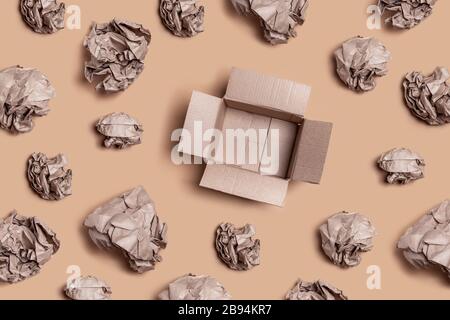 concetto di consumo eccessivo, rifiuti acquistati e prodotti, imballaggio riciclabile. Foto Stock