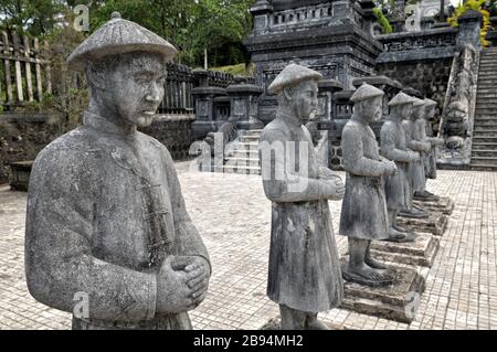 Statue di pietra di mandarini alla Tomba dell'imperatore Khai Dinh, Hue, Vietnam Foto Stock