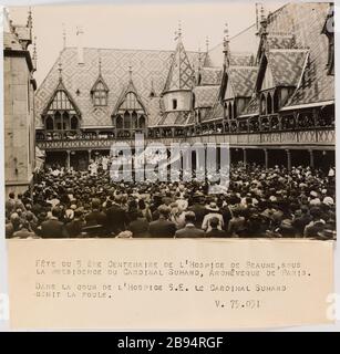 Propaganda fotografica benedizione della folla durante la celebrazione del V centenario dell'Hospice de Beaune Trampus. «Photographie propagare : bénédiction de la foule lors de la célébration du 5ème centenaire de l'hospice de Beaune». FETE DU 5EME CENTENAIRE DE L'HOSPICE DE BEAUNE,SOUS / LA PRESIDENCE DU CARDINAL SUHARD, ARCHEVEQUE DE PARIS. / DANS LA COUR DE L'HOSPICE S.E. LE CARDINAL SUHARD / BENIT LA FOULE / V.79.031. Tigre au gélatino-bromure d'argent. à de l'encre noire. En 1943-07-23-1943-07-23. Parigi, musée Carnavalet. Foto Stock