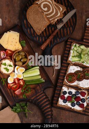 antipasti assortiti su una tavola di legno Foto Stock