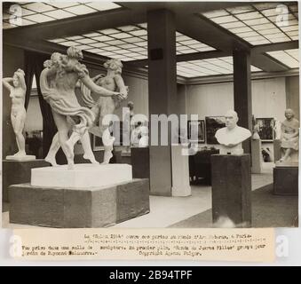 Propaganda fotografica: Una delle sale della Mostra del 1944 al Museo d'Arte moderna di Parigi Agence Fulgur. "Photographie propagande : une des salles du Salon de 1944 au musée d'art moderne de Paris". Le 'Salon 1944' ouvre ses portes au Musée d'Art moderne, à Parigi. / Vue pry dans la salle de Sculpture. Au piano Premier, 'Ronde de jeunes filles' groupe pour / jardin de Raymond Delamarre. / Copyright Agence Fulgur. Tigre au gélatino-bromure d'argent. à de l'encre noire. En 1944-05-02-1944-05-02. Parigi, musée Carnavalet. Foto Stock