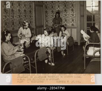 Fotografia propaganda ragazze che si divertono con le bambole, castello di Bel Esbat Boutigny Sylvestre, Louis. «Photographie propagande : jeunes filles s’amusant à la poupée, château de Bel-Esbat, Boutigny». AU MANOIR DES [SIC] BEL ESBAT - LES ENFANTS DES TRAVAILLEURS / FRANCAIS EN ALLEMAGNE TROUVENT UN SEJOUR IDEAL / N.P.M. LES FILLETTES S'AMUSANT. FOTO L SILVERTRE CENSURA V. 96.601. Tigre au gélatino-bromure d'argent. à de l'encre noire. En 1944-04-05-1944-04-05. Parigi, musée Carnavalet. Foto Stock