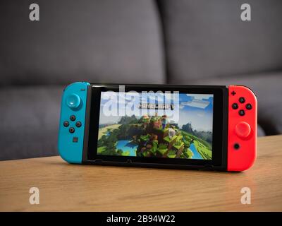 UK, Marzo 2020: Nintendo switch console con minecraft gioco Foto Stock