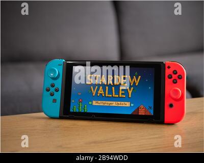 UK, Marzo 2020: Nintendo switch console con gioco a valle di starbad Foto Stock