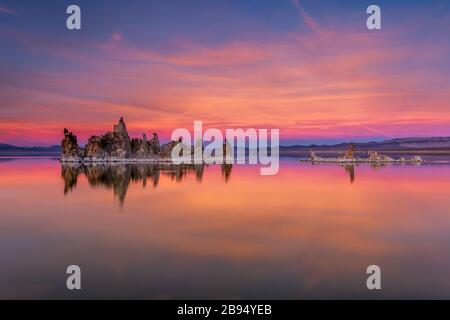 Tramonto sul lago Mono Foto Stock