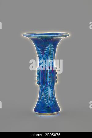 Vaso ku, dinastia Qing, dinastia Qing, 1800-1899, smalto blu su porcellana, 5-1/2 x 3-1/4 x 3-1/4 in., Arte Asiatica, Reimagined by Gibon, disegno di calore allegro di luminosità e raggi di luce radianza. Arte classica reinventata con un tocco moderno. La fotografia ispirata al futurismo, che abbraccia l'energia dinamica della tecnologia moderna, del movimento, della velocità e rivoluziona la cultura. Foto Stock