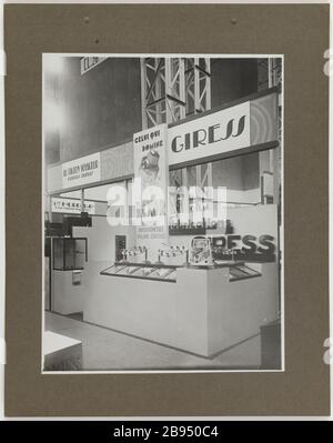 Stand Fabrications GIRESS. Motor Show, Grand Palais, 8 ° arrondissement, Parigi? Stand Fabrications Giress. Salon de l'Automobile, Grand Palais. Parigi (VIIIème arr.). Photographie de CH. Rouget. Tigre au gélatino-bromure d’argent. 1931. Parigi, musée Carnavalet. Foto Stock