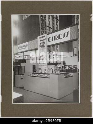 Stand Fabrications GIRESS. Motor Show, Grand Palais, 8 ° arrondissement, Parigi? Stand Fabrications Giress. Salon de l'Automobile, Grand Palais. Parigi (VIIIème arr.). Photographie de CH. Rouget. Tigre au gélatino-bromure d’argent. 1931. Parigi, musée Carnavalet. Foto Stock