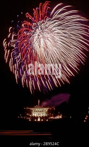 Washington DC, USA, 23 settembre 1987, Fuochi d'artificio sopra la Casa Bianca come visto dall'ellisse guardando due Nord al prato Sud e la fontana della Casa Bianca. Questo è stato per il barbecue annuale del Congresso un incontro bipartisan ospitato dal presidente Ronald Reagan. Foto Stock