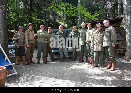 Rievocazione storica di soldati americani alleati in fila l'uno accanto all'altro in uniforme e casco Foto Stock