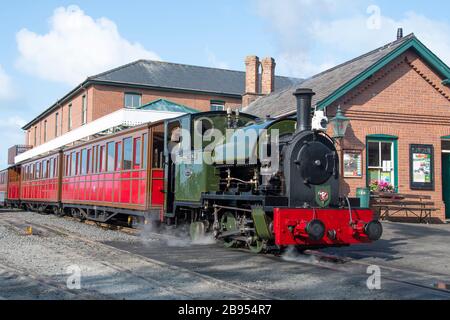 No 4 "Edward Thomas" sulla Thalyllyn Railway a Tywyn (Towyn), Gwynedd, Galles. Costruito nel 1921 da Kerr, Stuart & Co. Ltd Foto Stock