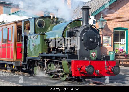 No 4 "Edward Thomas" sulla Thalyllyn Railway a Tywyn (Towyn), Gwynedd, Galles. Costruito nel 1921 da Kerr, Stuart & Co. Ltd Foto Stock