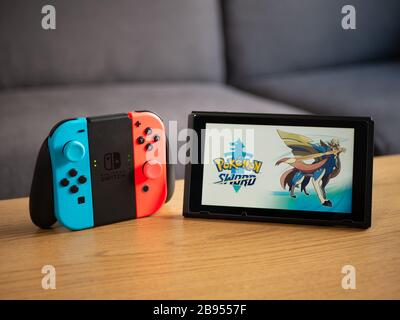 Regno Unito, 2020 marzo: Nintendo switch pokemon spada e scudo gioco a casa Foto Stock