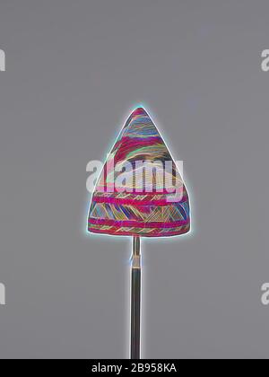 cappello, popoli uzbeki, primi 1900s, cotone, 9-3/4 x 11 in., tessile e arte della moda, reinventata da Gibon, disegno di calore allegro di luminosità e raggi di luce radianza. Arte classica reinventata con un tocco moderno. La fotografia ispirata al futurismo, che abbraccia l'energia dinamica della tecnologia moderna, del movimento, della velocità e rivoluziona la cultura. Foto Stock