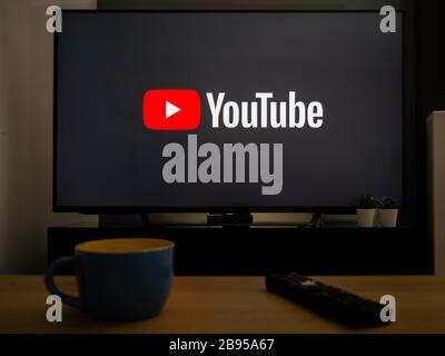 Regno Unito, marzo 2020: TV Televisione logo YouTube sullo schermo Foto Stock
