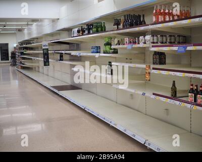 Sheerness, Kent, Regno Unito. 23 marzo 2020. Scaffali vuoti in Tesco. Credit: James Bell/Alamy Live News Foto Stock