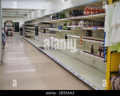 Sheerness, Kent, Regno Unito. 23 marzo 2020. Scaffali vuoti in Tesco. Credit: James Bell/Alamy Live News Foto Stock