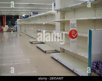 Sheerness, Kent, Regno Unito. 23 marzo 2020. Scaffali vuoti in Tesco. Credit: James Bell/Alamy Live News Foto Stock