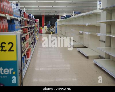 Sheerness, Kent, Regno Unito. 23 marzo 2020. Scaffali vuoti in Tesco. Credit: James Bell/Alamy Live News Foto Stock