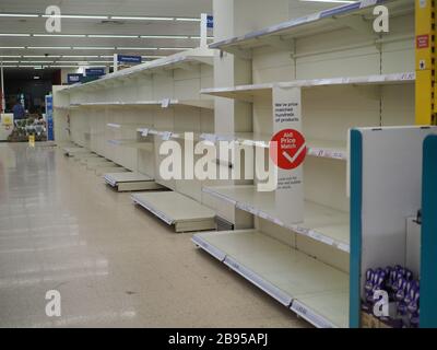 Sheerness, Kent, Regno Unito. 23 marzo 2020. Scaffali vuoti in Tesco. Credit: James Bell/Alamy Live News Foto Stock