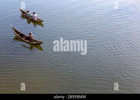 Canoe nel fiume Manakara, Madagascar Foto Stock