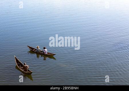 Canoe nel fiume Manakara, Madagascar Foto Stock