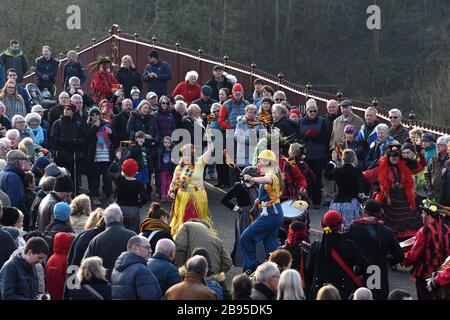 Gli Ironmen & Severn Gilders ballano sull'Ironbridge Foto Stock