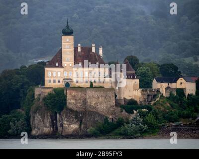 SCHONBUHEL AN DER DONAU, AUSTRIA - 13 LUGLIO 2019: Castello di Schonbuhel visto dal Danubio nella valle di Wachau Foto Stock