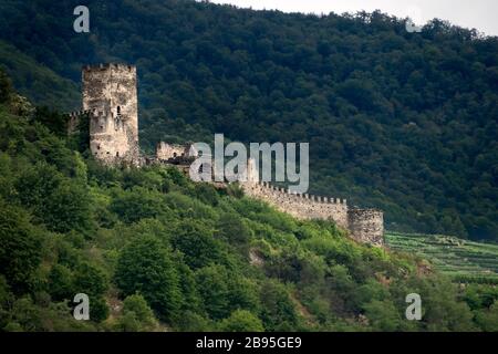 SPITZ, AUSTRIA - 13 LUGLIO 2019: Le rovine del castello di Hinterhaus sulle colline boscose sopra la città Foto Stock