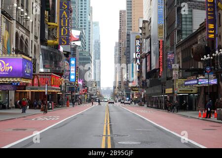 Un vuoto 42nd St. È visto dopo lo scoppio della malattia di coronavirus a New York City, New York, il Giovedi, 19 marzo 2020. Foto Stock